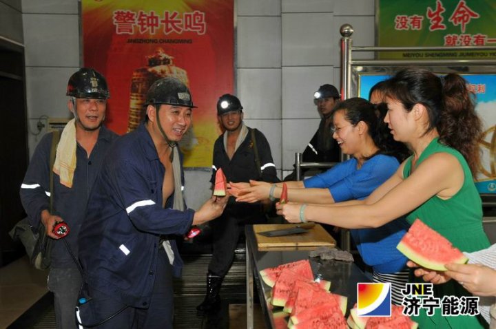 运河煤矿“平安度夏送清凉”