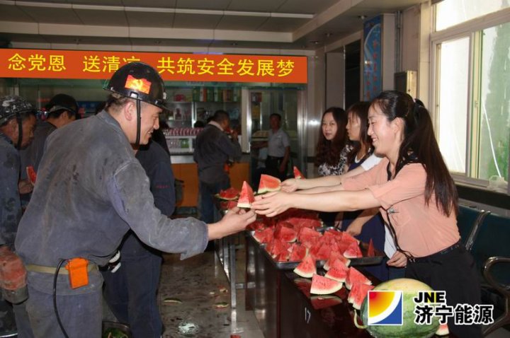 太平煤矿工会女工委开展“念党恩 送清凉 共筑安全发展梦”活动