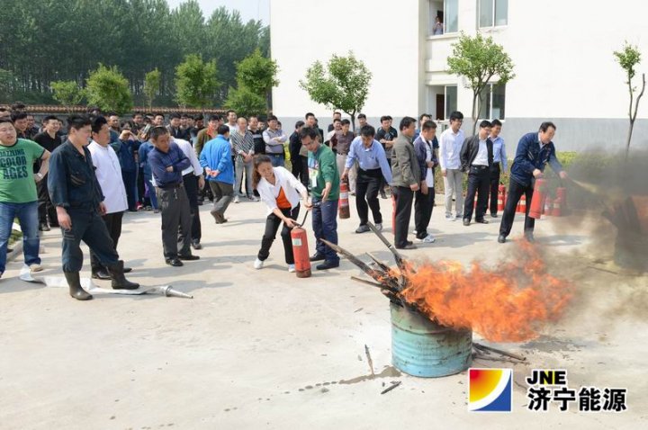 霄云煤矿举行消防演练