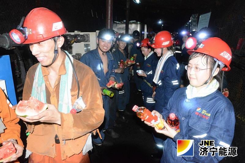 霄云煤矿开展井下送清凉活动