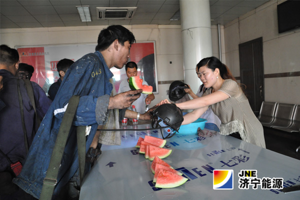 花园煤矿：团委开展“致最亲爱的矿工·擦亮安全帽、展现新形象”志愿者活动