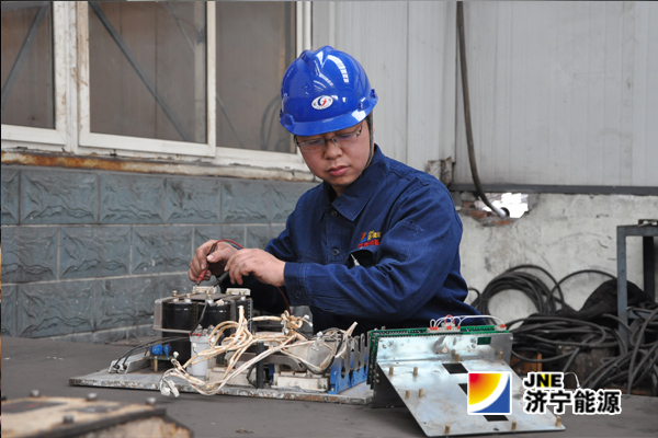 【个性劳模】钻出来的状元   干出来的劳模