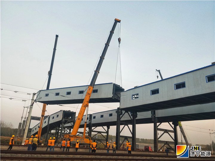 济矿物流：11月1日，济矿物流跨铁路廊道吊装顺利完成.jpg