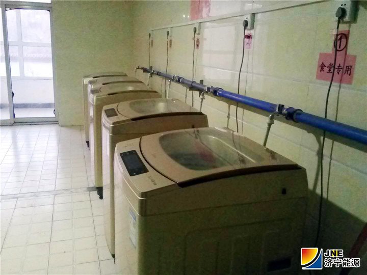 2019年1月1日，朱家峁煤矿职工宿舍一楼洗衣房内新购置的全全自动洗衣机解决了职工洗衣难的问题。仇文摄.jpg