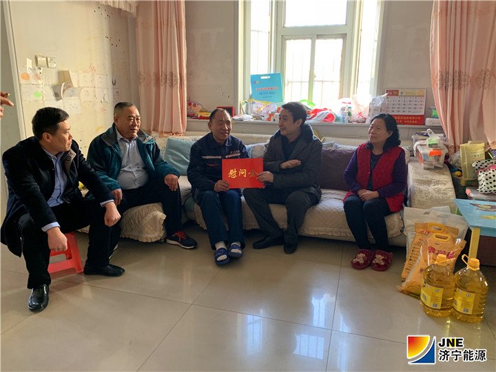 1548746509972174.jpg 2019-1-27董事长慰问困难职工.jpg