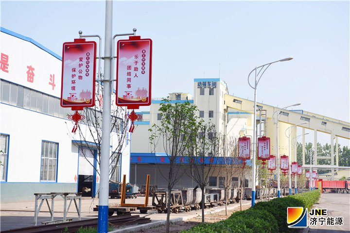 金桥煤矿：2019年5月5日，金桥煤矿制作企业文化道旗，传播效果好（王海峰 摄） (3).jpg