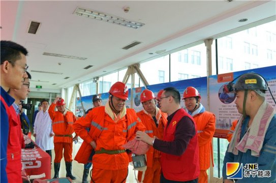 张广宇现场查看安居煤矿《职业病防治法》宣传周活动开展情况