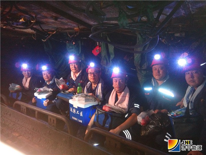 1564984221173805.jpg 花园煤矿:2019年7月25日,花园煤矿机关党支部开展送清凉到一线活动.jpg