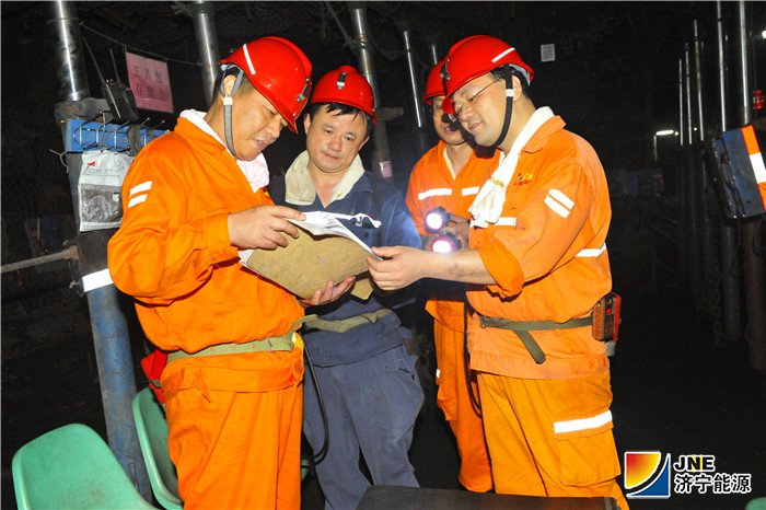 1566098203867004.jpg 图二:2019年8月13日,党委副书记、总经理张广宇到运河煤矿检查指导工作纪实(时培立 张勇 徐秀娇).jpg