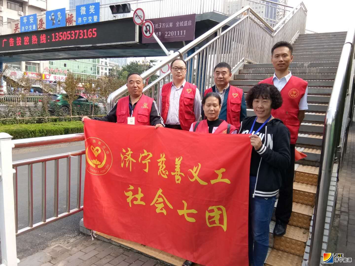 1569819259342102.jpg 义桥煤矿运转工区党支部书记景西照参加义工活动2.jpg