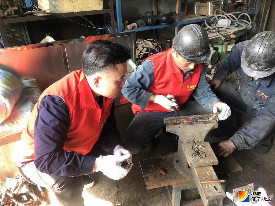 1572831175108465.jpg 金桥煤矿综采一区“淘宝”志愿活动,义务修理液压支架操作手把 ().jpg