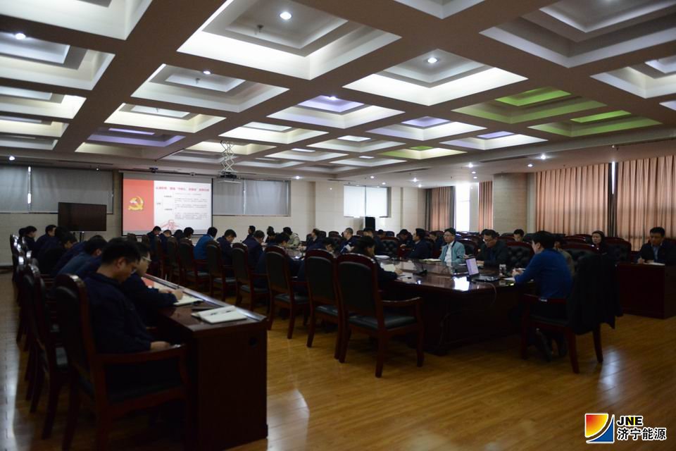 1573620521687346.jpg 2019年11月12日,安居煤矿召开“不忘初心,牢记使命”主题教育专题党课活动(陈晨摄).jpg