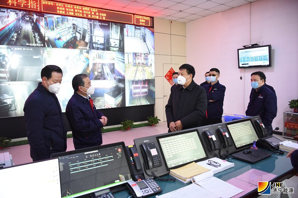 1580975214112064.jpg 2020年2月6日,张广宇到金桥煤矿督导疫情防控与采掘接续工作(王海峰 摄).jpg