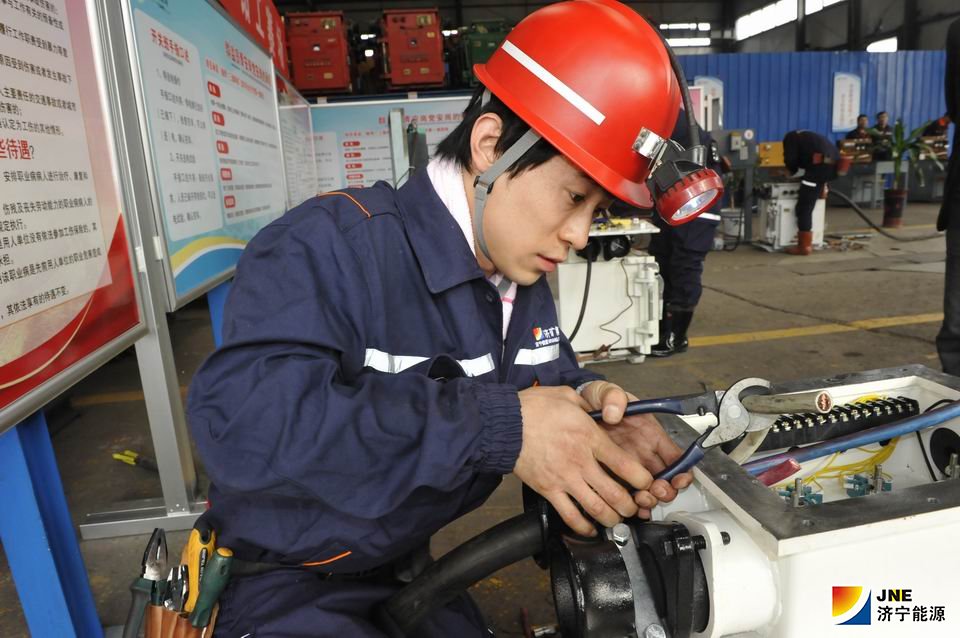 1585271190360142.jpg 2019年11月14日,从普通工人到“技能状元”的精彩跨越---记集团公司2019年职技术比武采掘电钳工状元 王超(运河煤矿 单贝).jpg