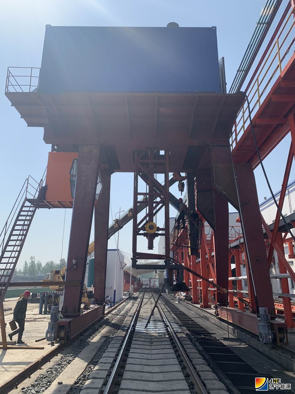 济矿物流公司2#翻车机负压清车机安装完成（王清豹 摄）.jpg