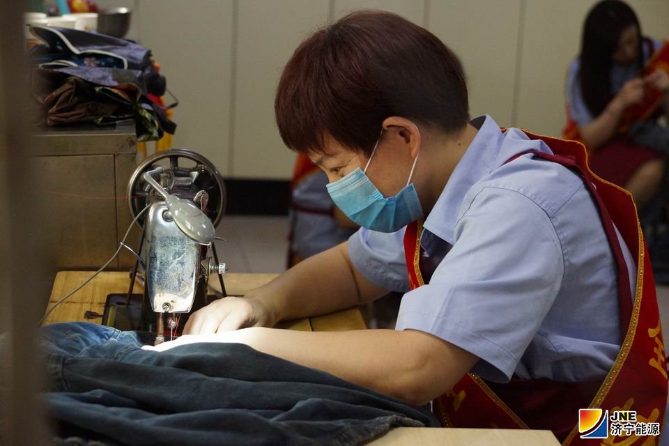 1592213371588388.jpg 为充分发挥女工协管员在矿井安全生产工作中的特殊作用,6月11日上午,矿工会组织女工协管员在洗衣房服务站准时“上岗”,精2.jpg