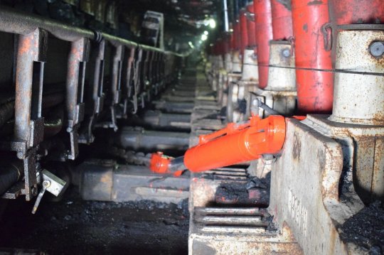 金桥煤矿“千斤顶控溜法”巧控刮板输送机上窜下滑