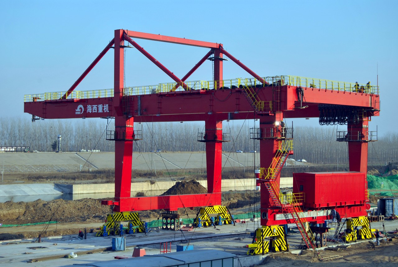 1608363167521520.jpg 济矿物流集装箱码头岸边门式起重机正在安装.jpg