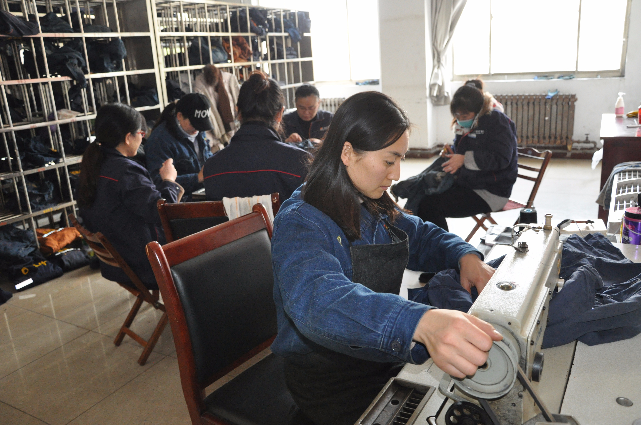 1608363504361968.jpg 花园煤矿组织开展“真情温暖 丝丝入扣”女工家属协管安全活动.jpg