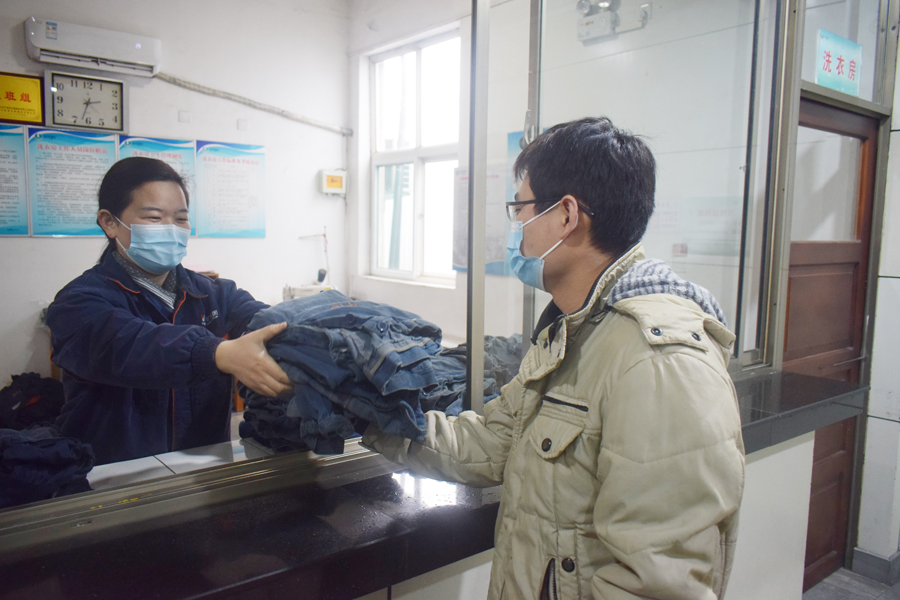 1610789479580688.jpg 2021年1月15日,运河煤矿职工许智慧被授予“巾帼岗位明星”称号(单贝) (1).jpg