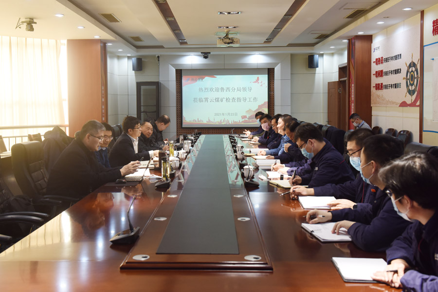 1611539870900477.jpg 2021年1月21日,许振宏带队到霄云煤矿“四不两直”突击安全监察(摄影:张昕泽).jpg