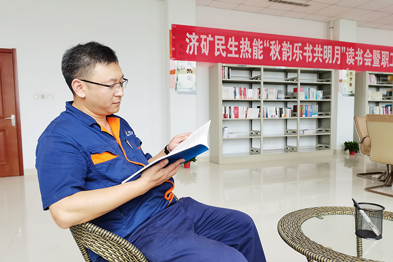 1632281970593542.jpg 我为职工办实事丨民生热能职工书屋改造升级受青睐 (2).jpg