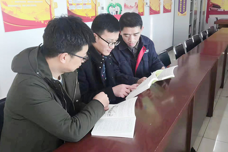 2021年11月10日，《煤矿职工安全手册》在运河煤矿被“抢读”（单贝） (2).jpg