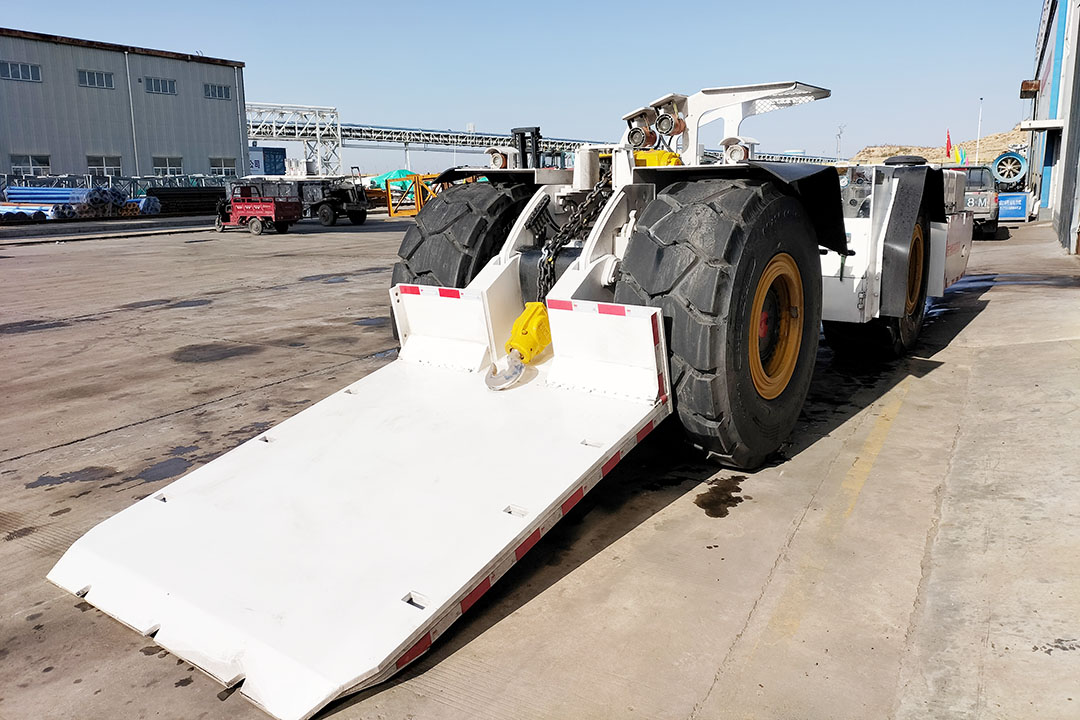 2021年12月2日朱家峁煤矿铲板式搬运车 助推机械化水平再提升（曹晨摄）.jpg