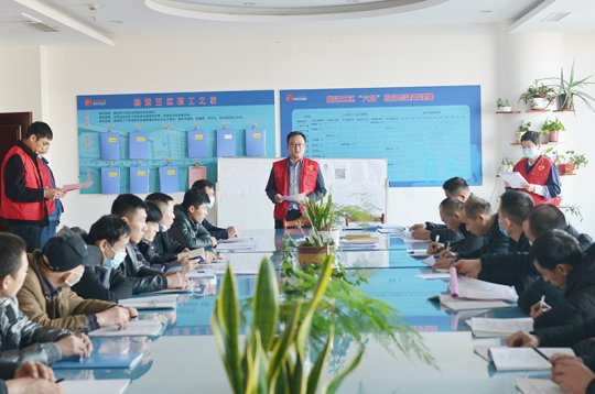 安居煤矿团委用“志愿红”助力文明矿区共建