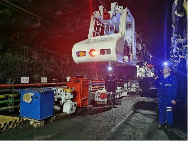 霄云煤矿开创纯电动单轨吊大倾角运输重物先例