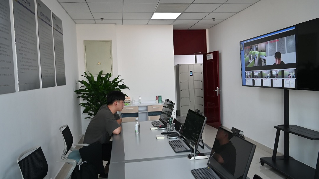 监督室-人物拉近景.MOV-20231017-141221.jpg