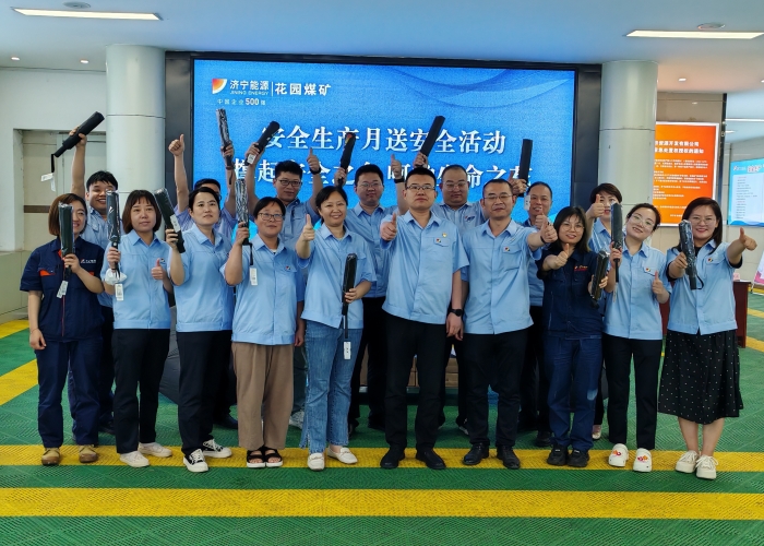 花园煤矿安全月为职工撑起“平安伞”_副本.jpg