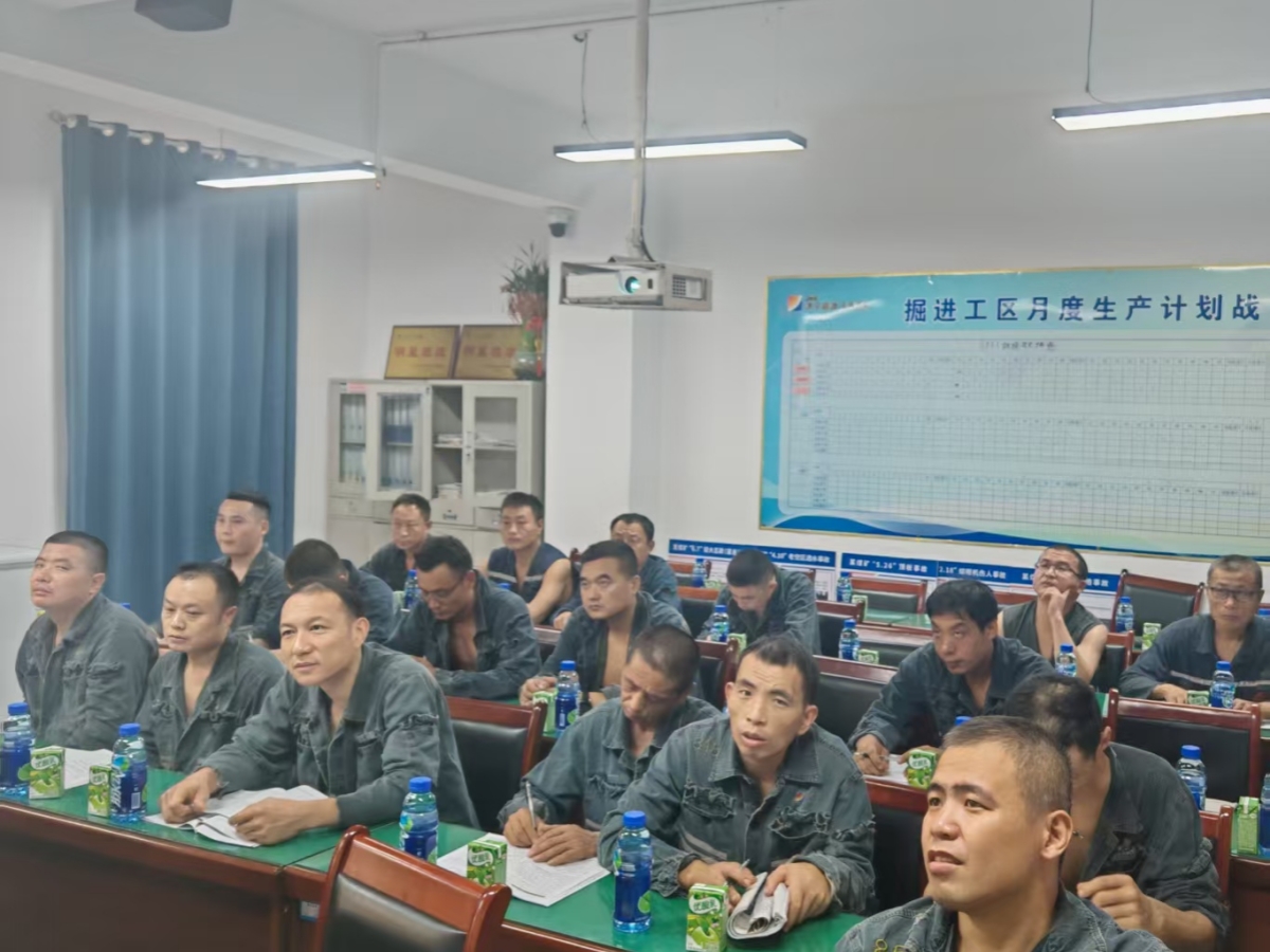 1755311394766826.jpg 啃最硬的骨头,吃最香的饭!花园煤矿多项举措助掘进工区攻坚克难2.jpg