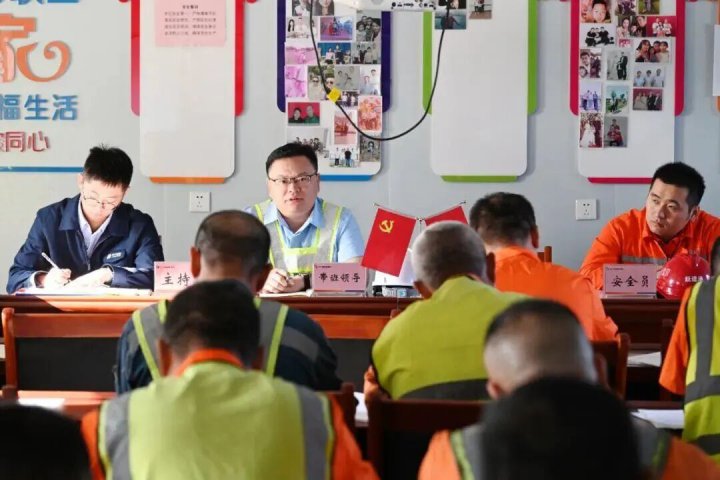 激干劲！跃进港把形势任务教育讲到职工心坎上